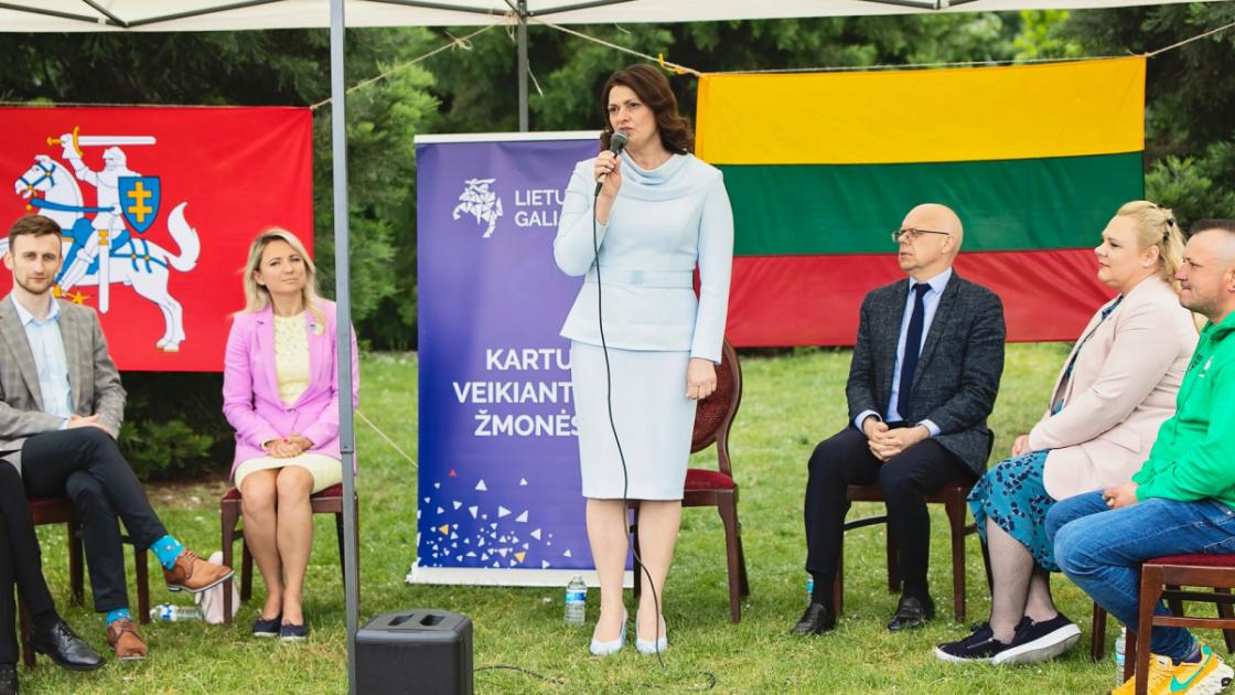 Pirmoji Lietuvos ponia atvyksta į Niuhamą švęsti grupės 75 metų jubiliejaus
